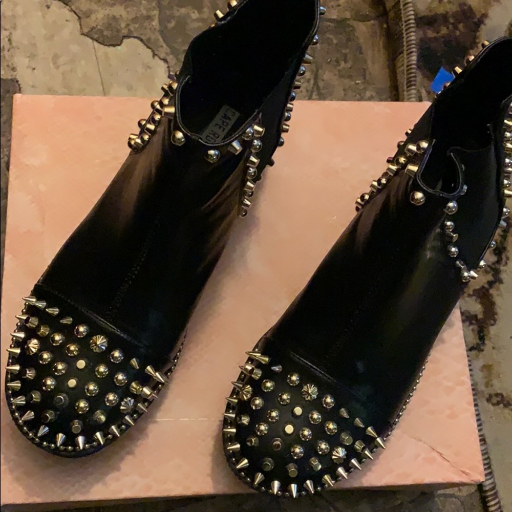 Black spikey cape robbin